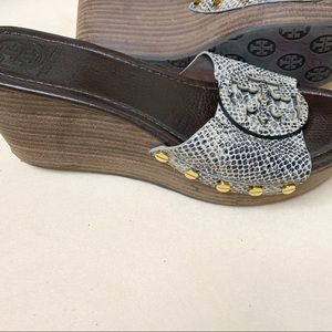 🔥Tory Burch snakeskin logo wedges sandals 8.5 🔥
